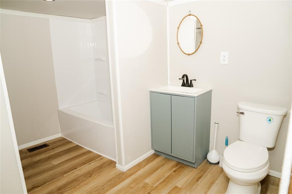 2405 Grand Avenue — photo 10