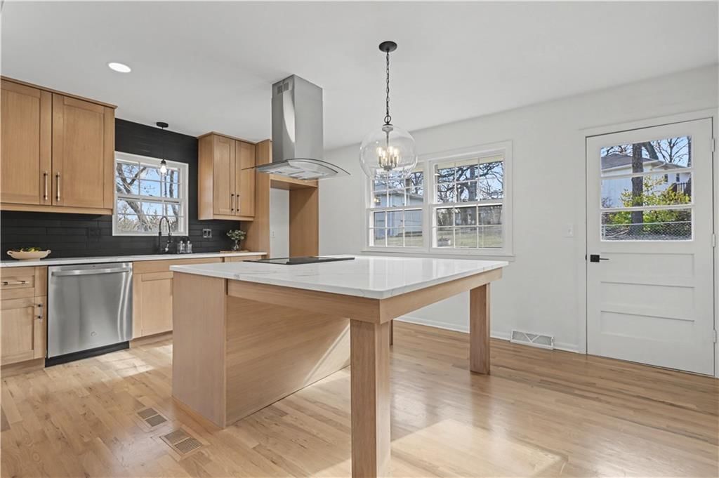 5719 Farley Street — photo 3