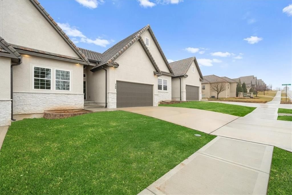 720 NE Lone Hill Drive — photo 2