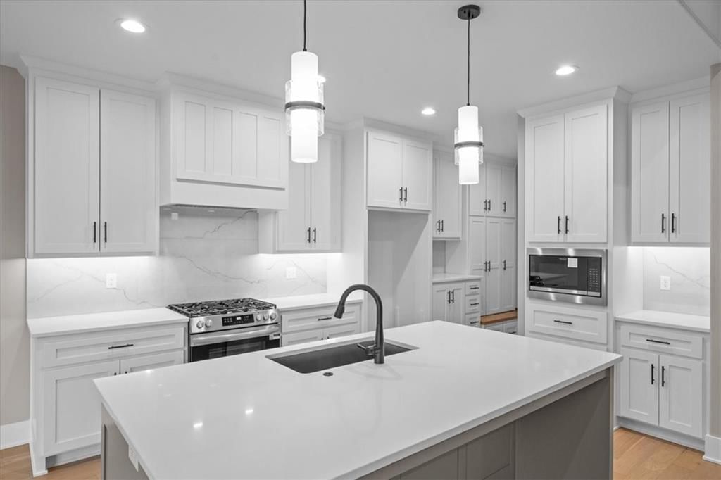 720 NE Lone Hill Drive — photo 8