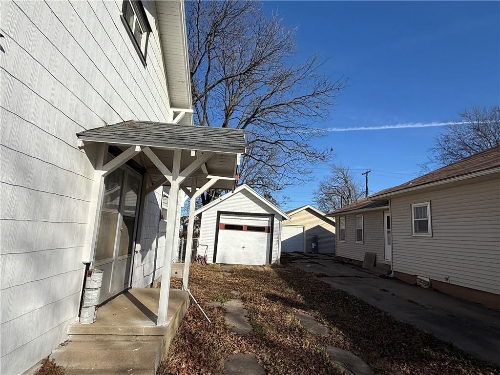 1314 W 5th Street — photo 24