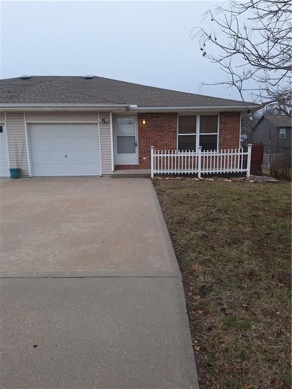 2 W Red Bud Lane, Trimble, MO