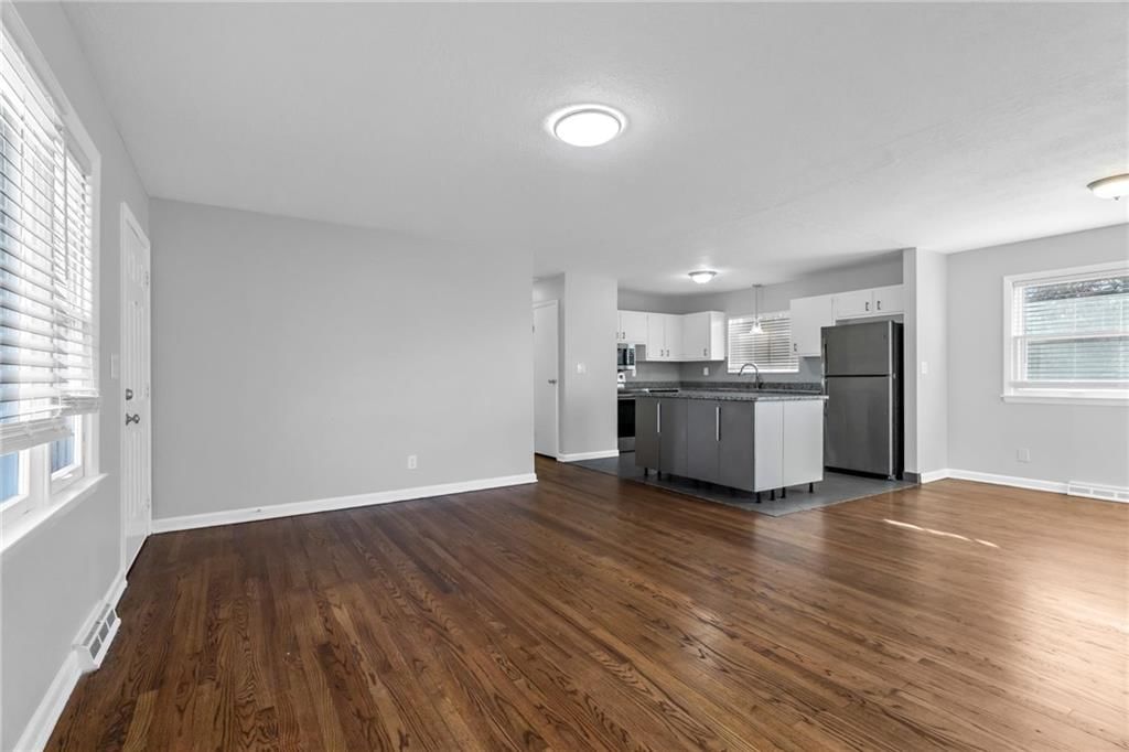 104 NW Walnut Street — photo 5