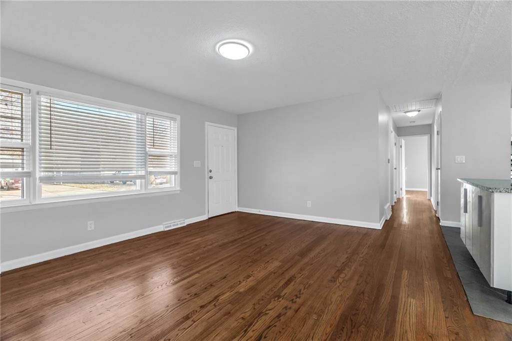 104 NW Walnut Street — photo 6
