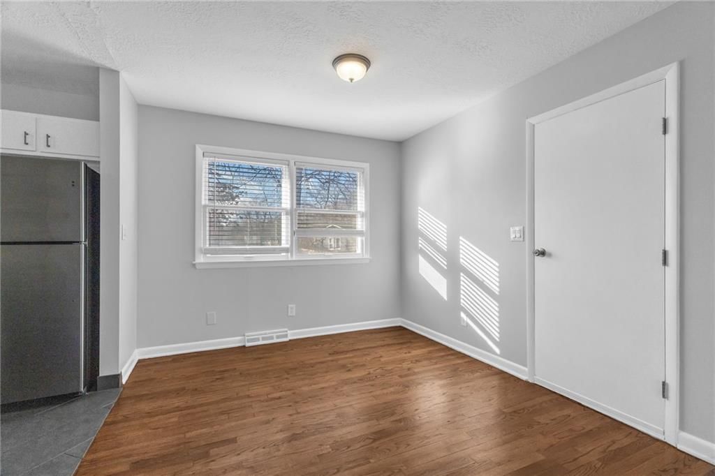 104 NW Walnut Street — photo 9