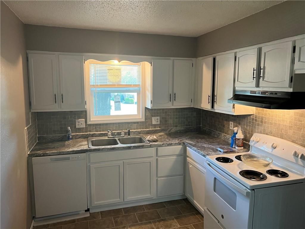 409 N Gilbert Street — photo 12