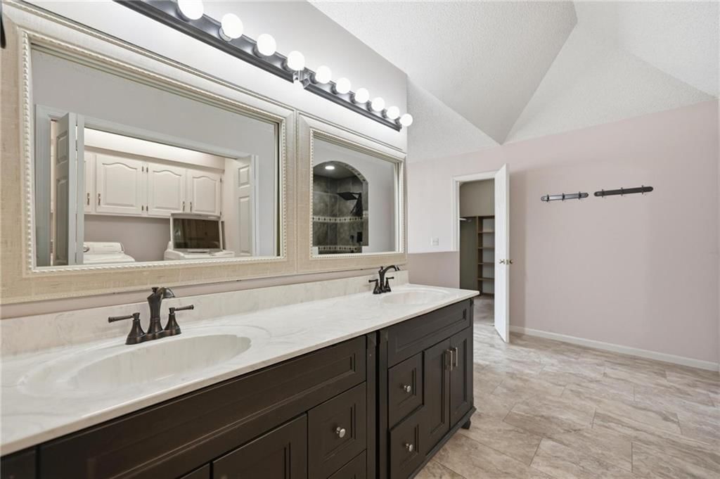 4100 NE SHADY LANE Drive — photo 35