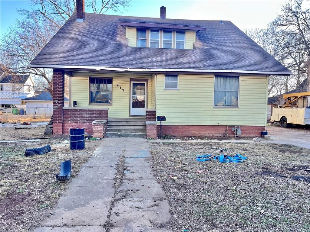 217 W 1st Street — photo 1