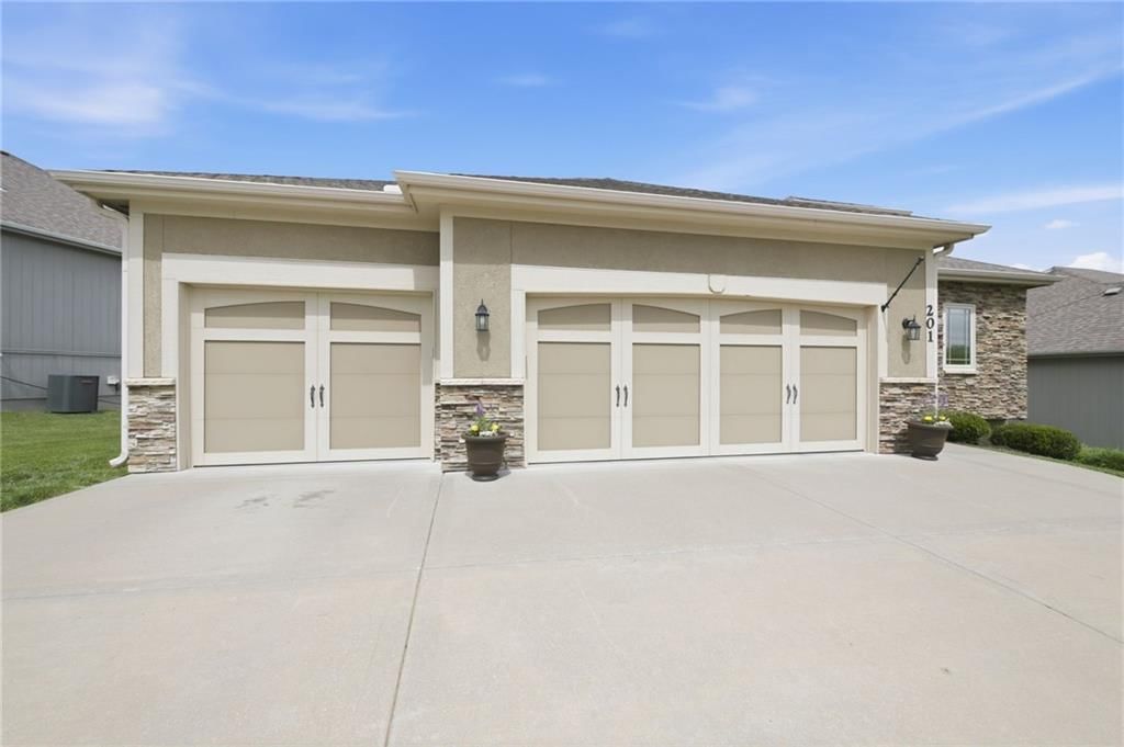 201 S Marimack Drive, Kearney, MO