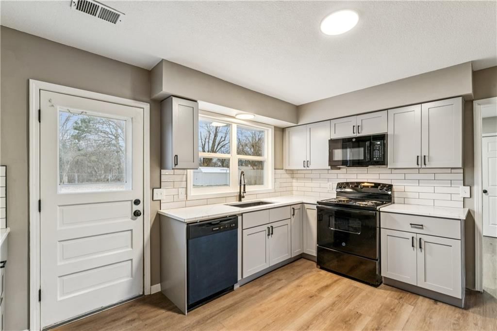453 W 1st Street — photo 10