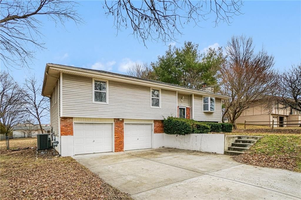10725 N McGee Street — photo 2
