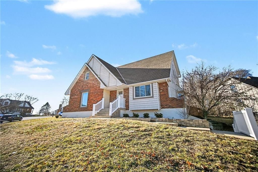 1201 NW Burr Oak Court — photo 2