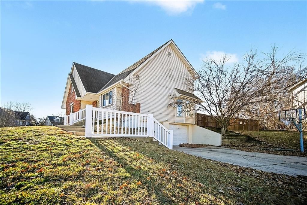 1201 NW Burr Oak Court — photo 3