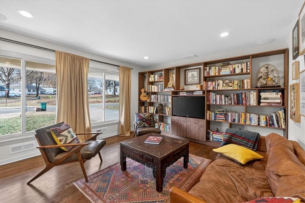 5239 Howe Drive — photo 3