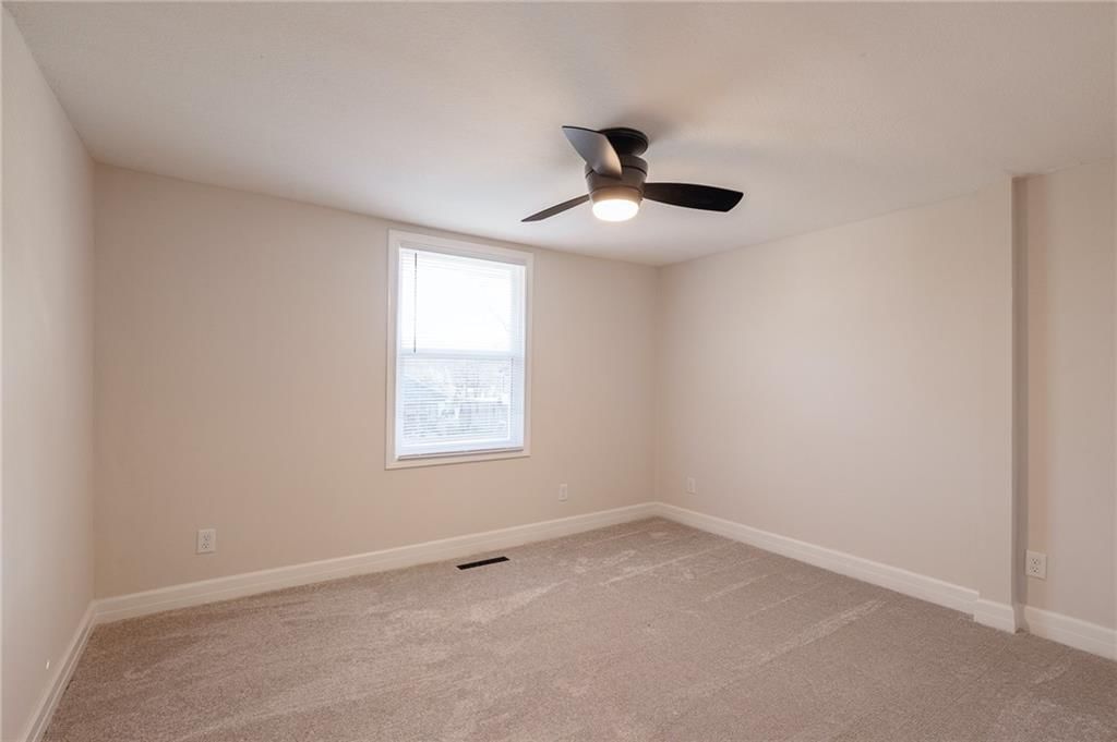 22 U Lake Shore Drive — photo 21