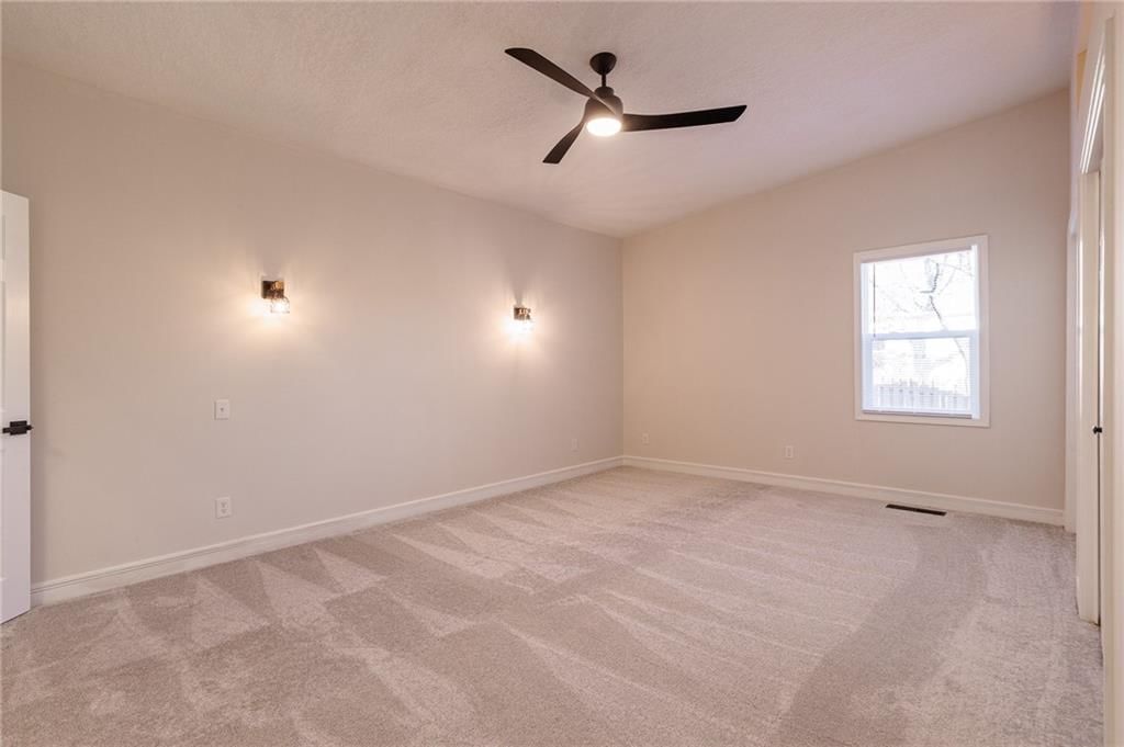 22 U Lake Shore Drive — photo 23