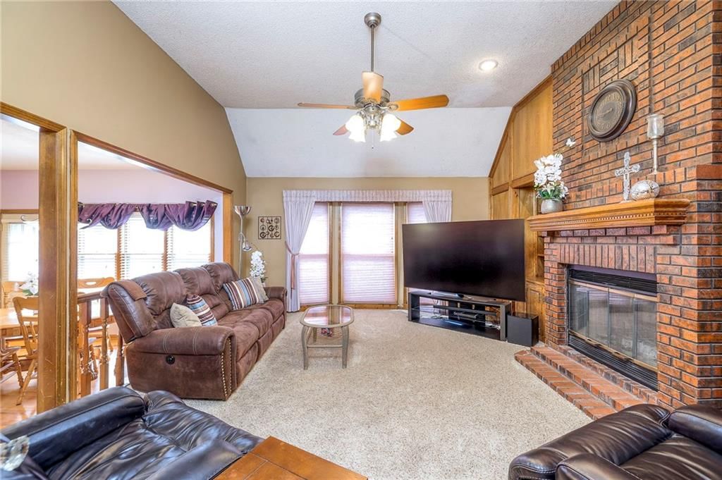 15813 W 147th Terrace — photo 9