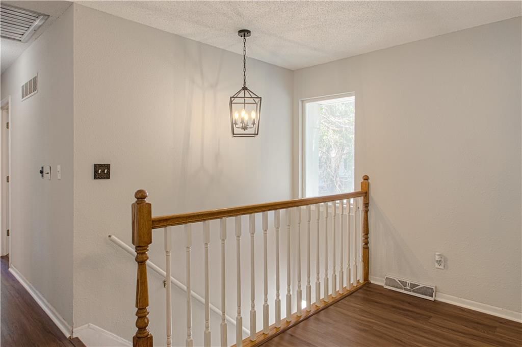 404 NE Castle Drive — photo 2