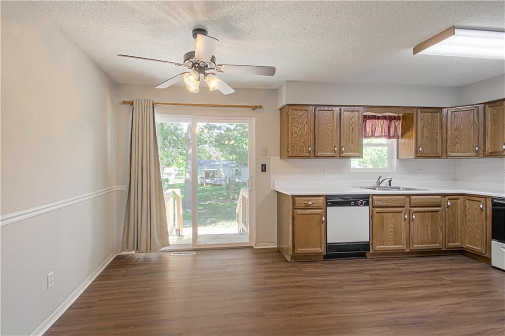 404 NE Castle Drive — photo 6