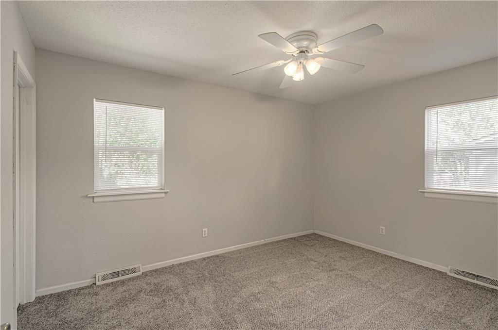 404 NE Castle Drive — photo 9