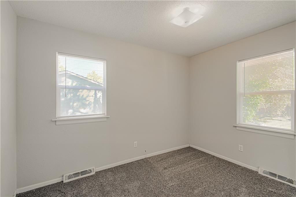 404 NE Castle Drive — photo 11