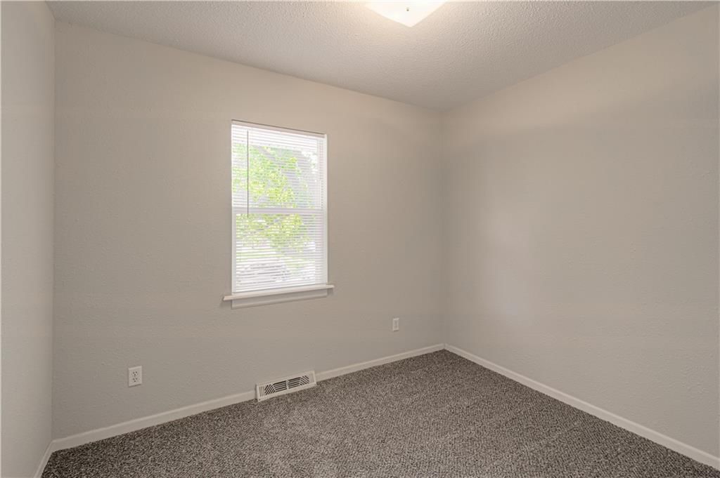 404 NE Castle Drive — photo 13
