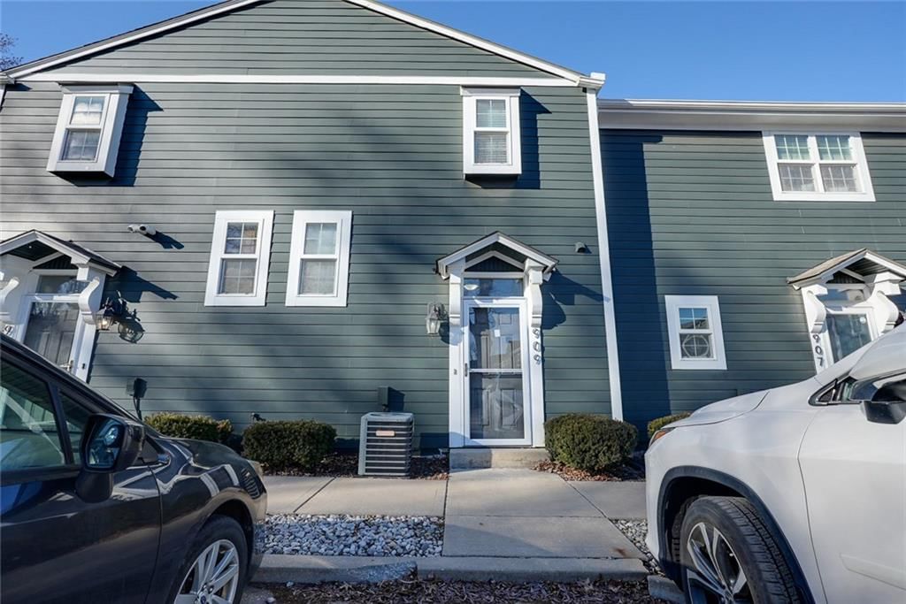 909 W 41st Place — photo 2