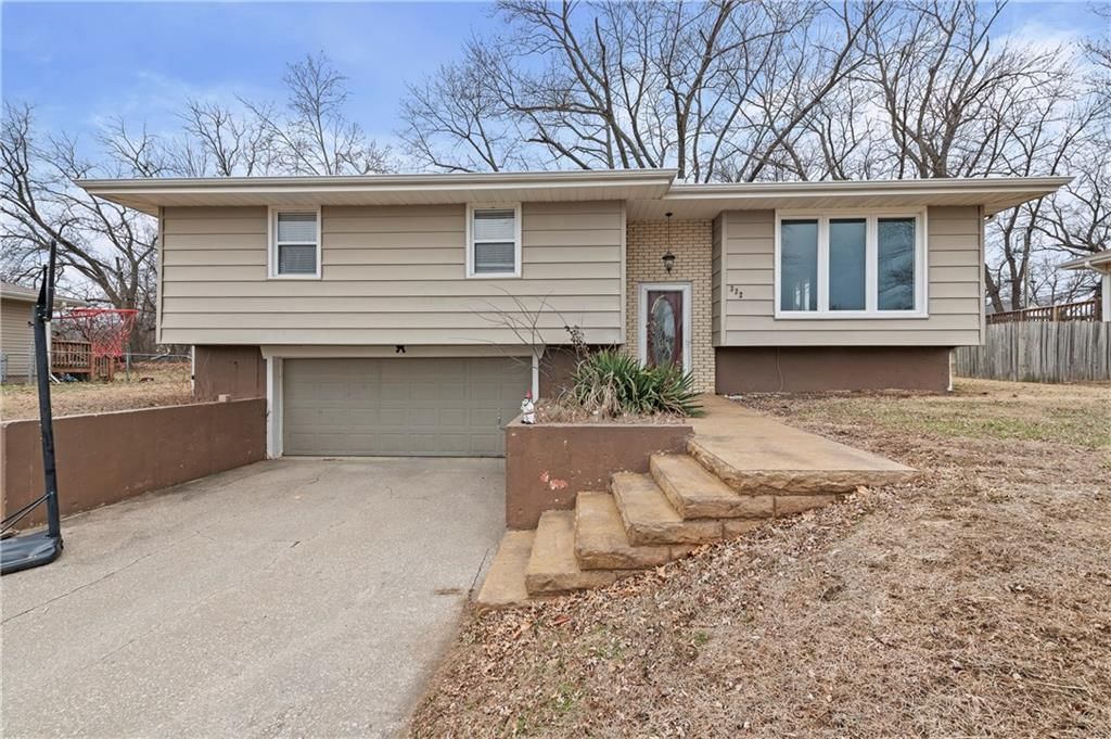 332 Matthews Lane, Gower, MO