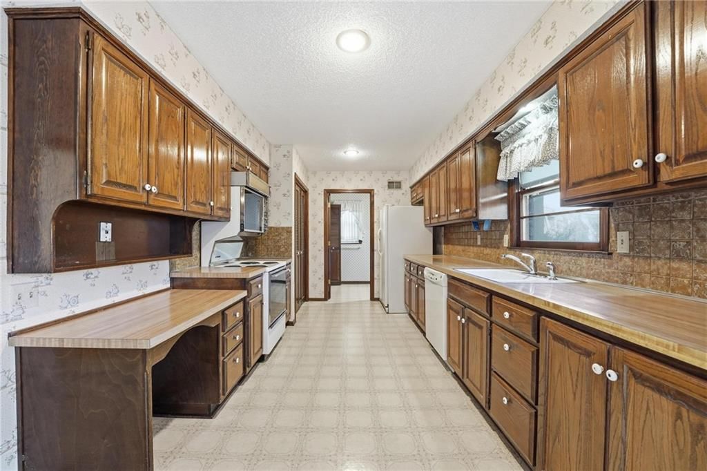 12824 W 82nd Street — photo 15