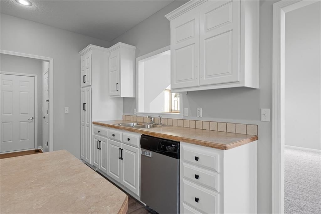 807 Redbud Drive — photo 9