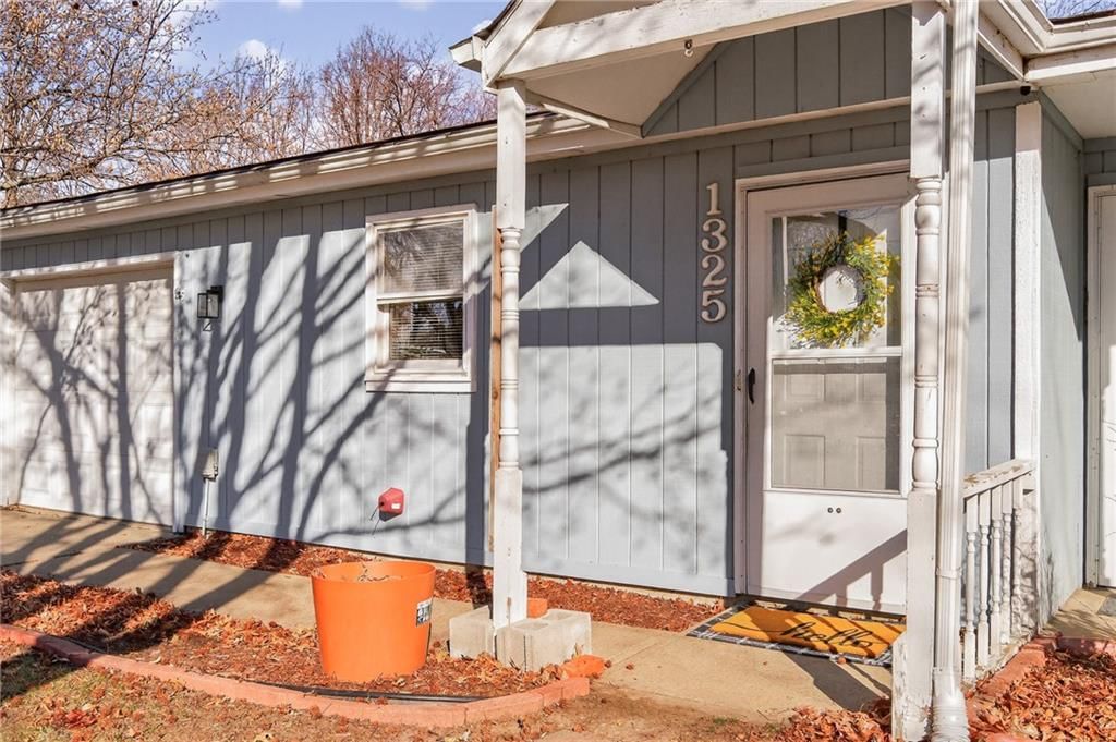 1325 N Harvey Drive — photo 2