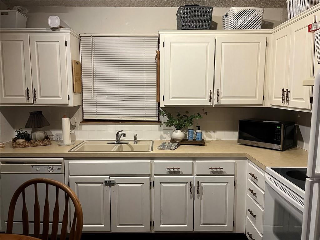 1325 N Harvey Drive — photo 10