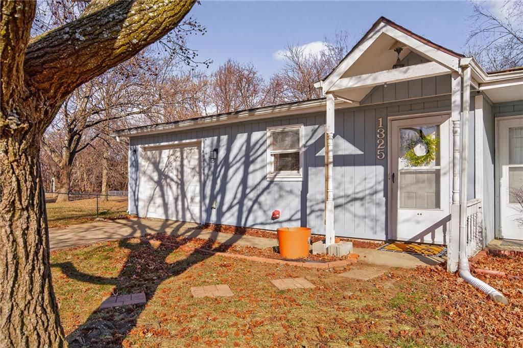 1325 N Harvey Drive — photo 50
