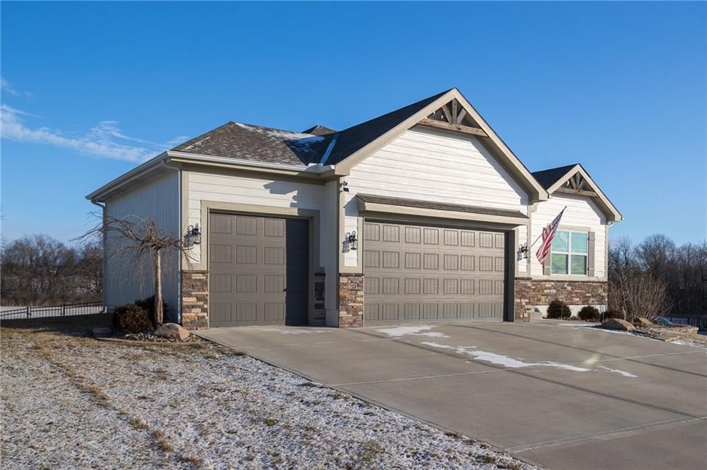 1300 NW Crestwood Drive — photo 2