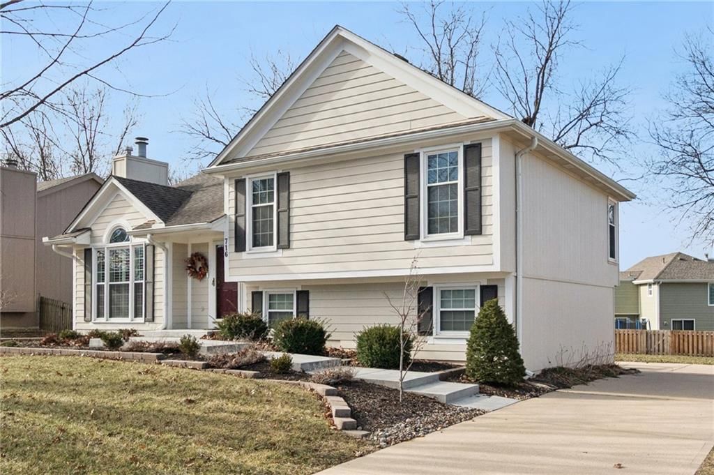 716 Adams Drive — photo 2