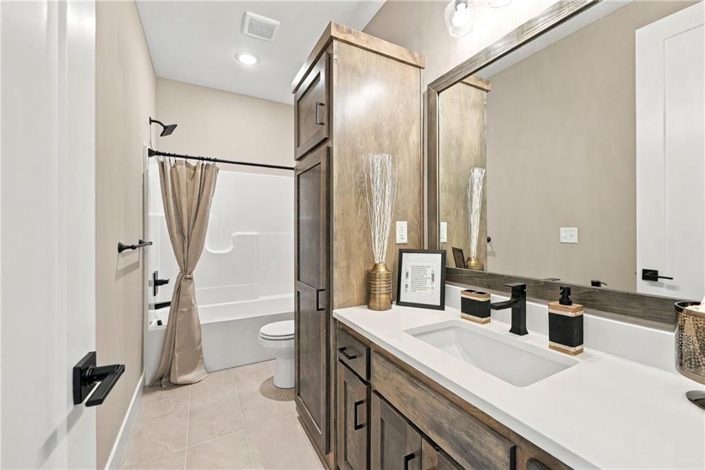 Photo 30 of 33 - 2368 NE Colonnade Avenue, Blue Springs, MO 64029