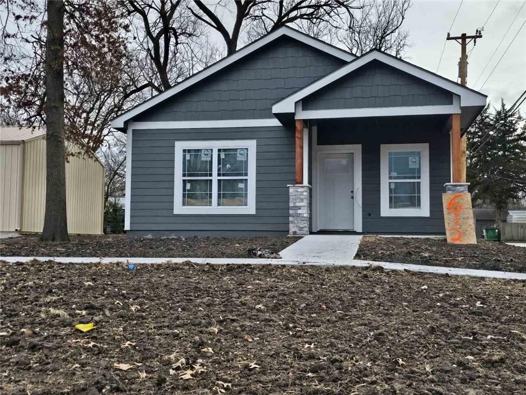 612 E 6th Street — photo 3