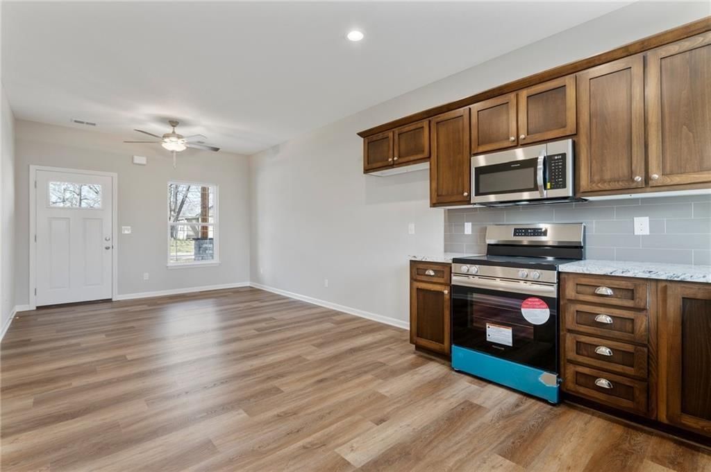 612 E 6th Street — photo 11