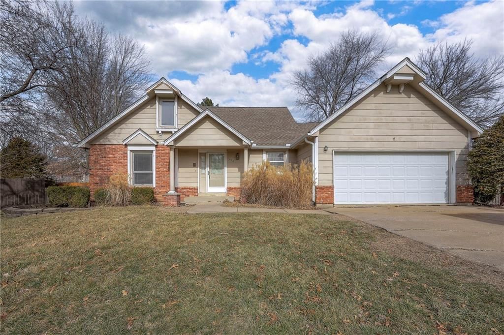 408 NE Deerfield Court — photo 2