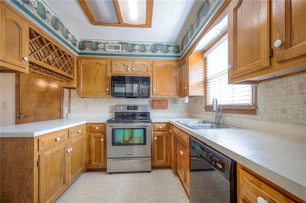 408 NE Deerfield Court — photo 5