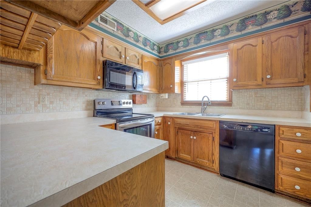 408 NE Deerfield Court — photo 8