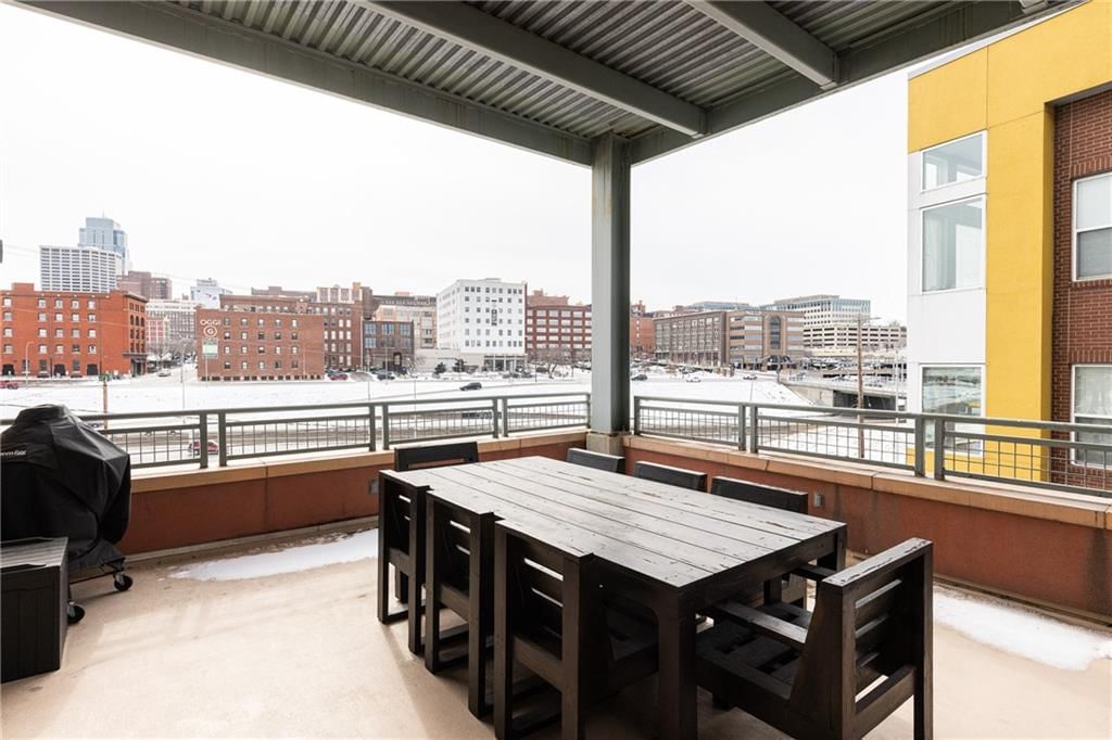 210 W 5th Street — photo 33