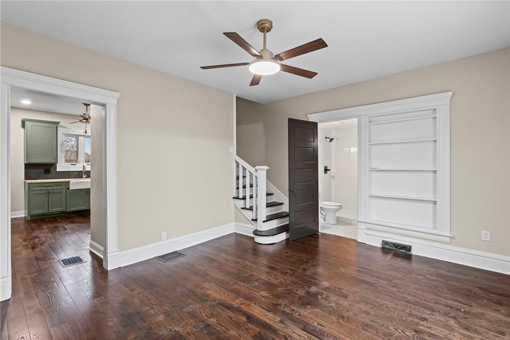 1015 E College Street — photo 5