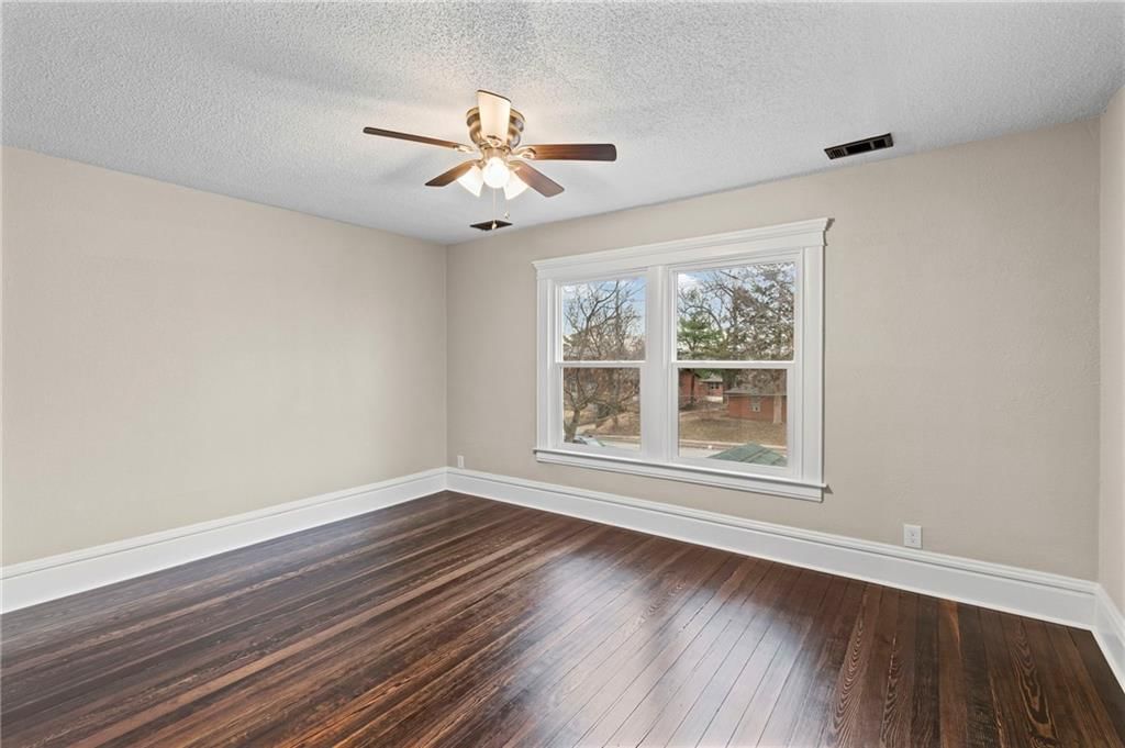 1015 E College Street — photo 13