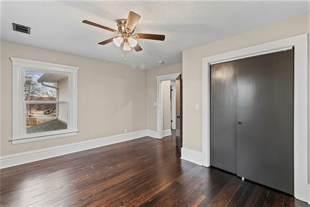 1015 E College Street — photo 15