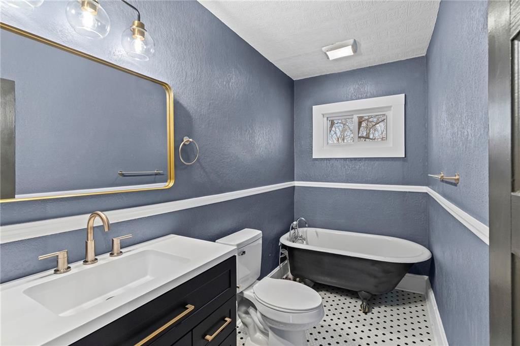 1015 E College Street — photo 17