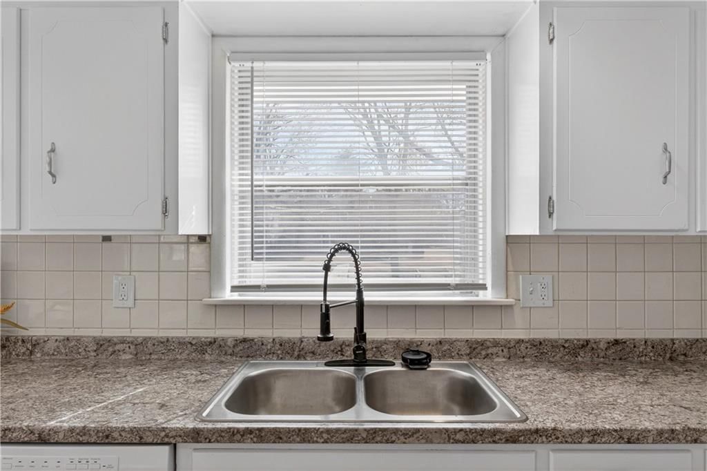 505 E 90th Terrace — photo 12