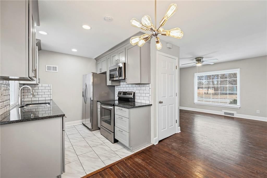 7608 W 63rd Terrace — photo 8