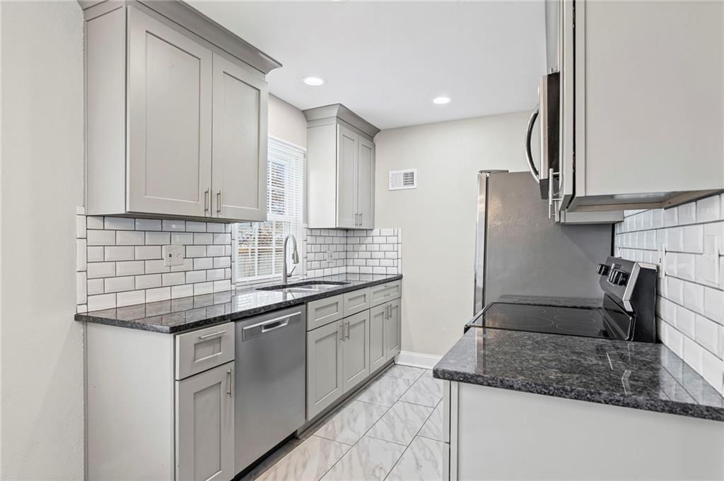 7608 W 63rd Terrace — photo 9
