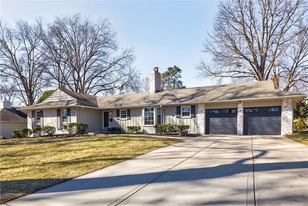 9408 Wenonga Road, Leawood, KS